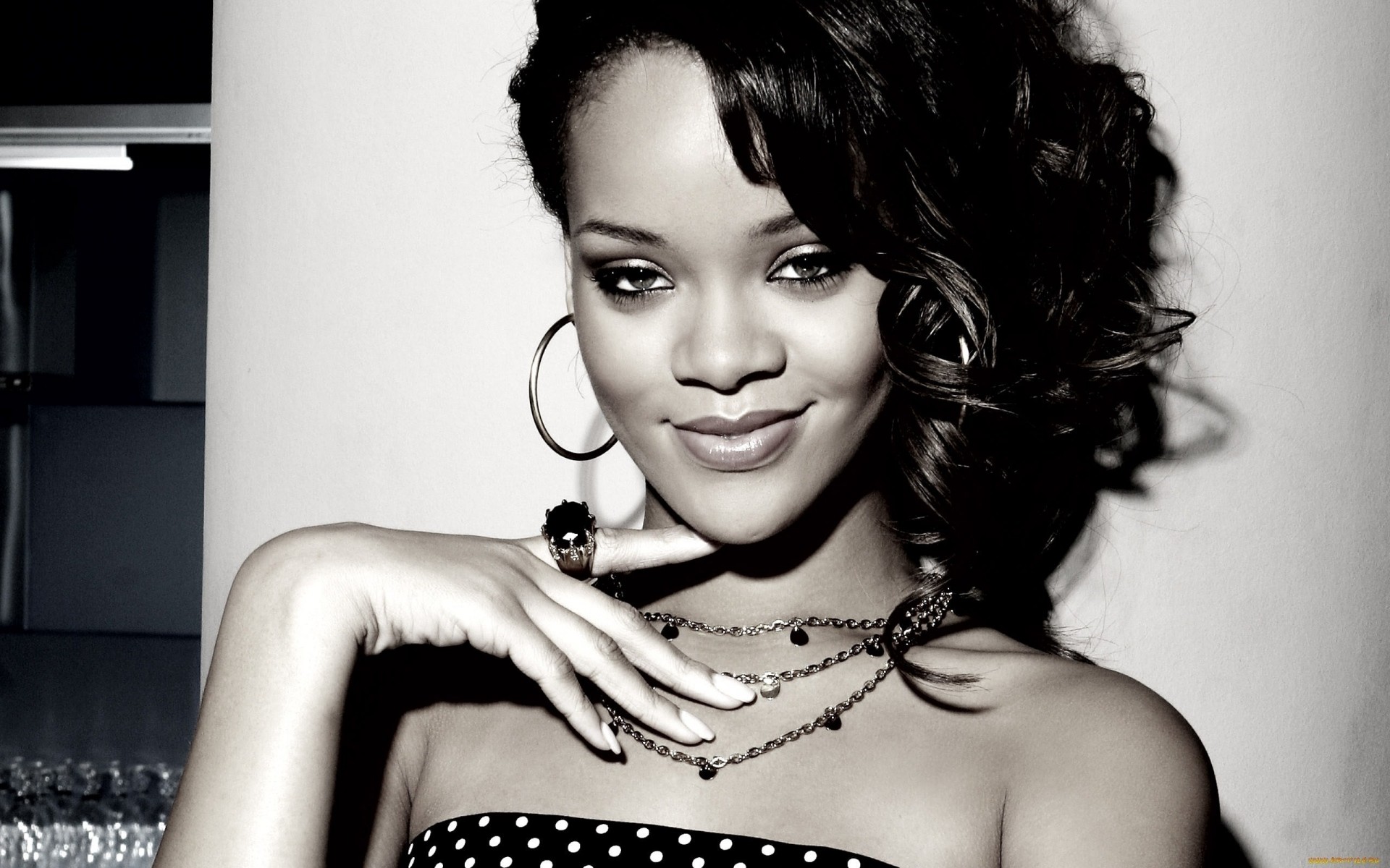 bw cantante rihanna ragazza riccioli