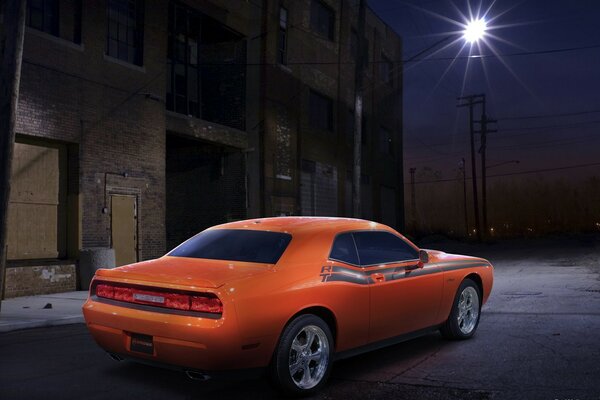 Dodge arancione sulla strada di notte