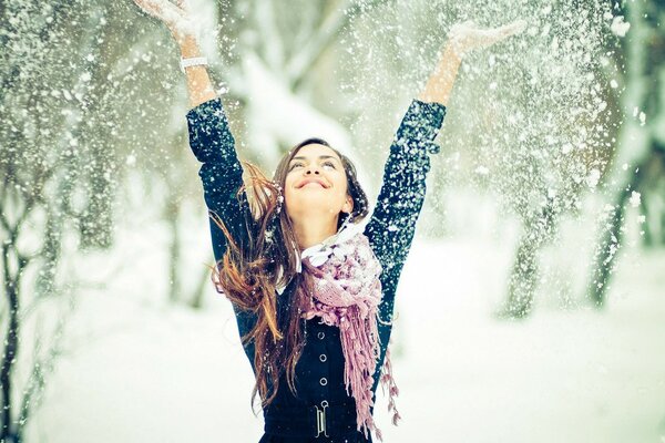 La chica se regocija en el invierno nevado