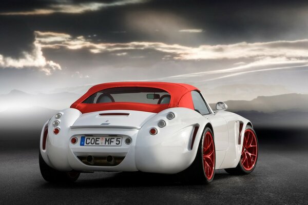 Superdeportivo blanco wiesmann vista trasera