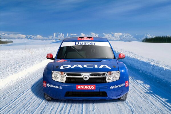 Fotograf filmt ein Auto auf einer verschneiten Rallye