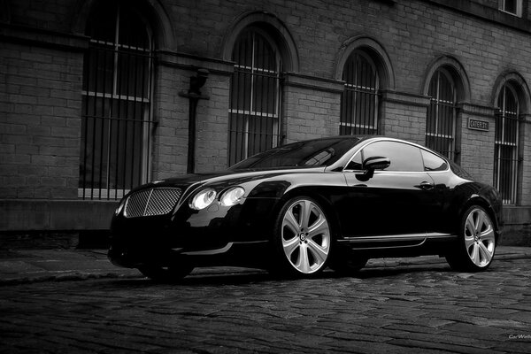 Автомобиль Bentley continental gts в черном цвете