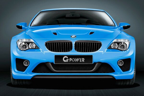 La potente supercar blu bmw m6_g corre per incontrarci