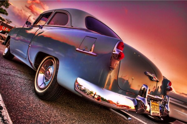 Hermoso coche retro al atardecer