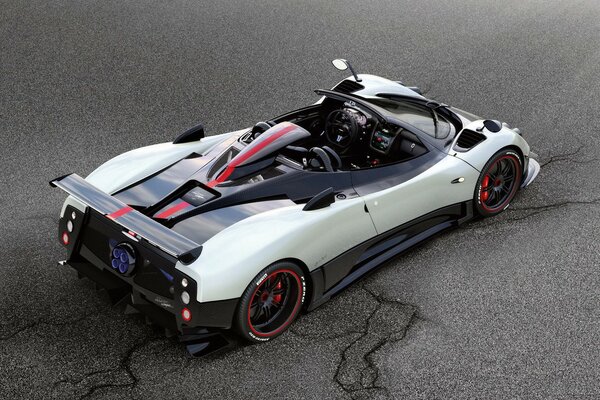 Pagani supercar rips the asphalt with its power