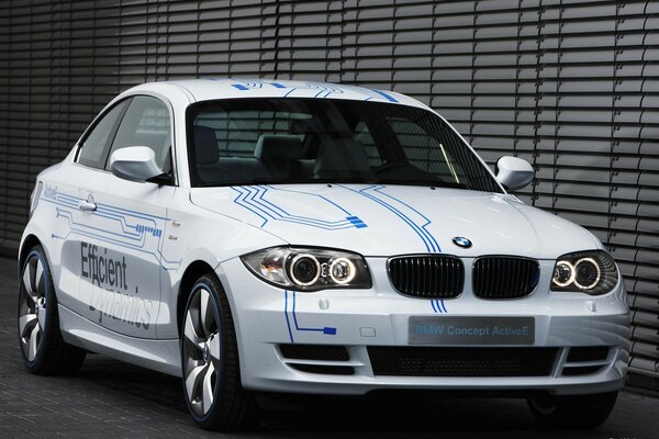 Weißer BMW mit blauem Streifenmuster 