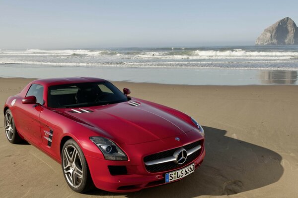 Nouvelle Mercedes a décidé de prendre des photos sur le fond de la mer