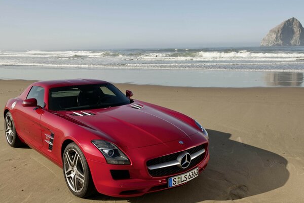 Nowy Mercedes z fotografia na tle morza