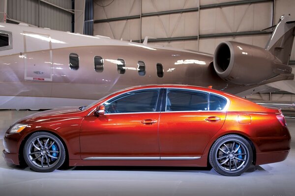 Lexus gs-350 Auto im Hintergrund eines Flugzeugs im Hangar