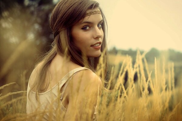 Hermosa chica en la naturaleza