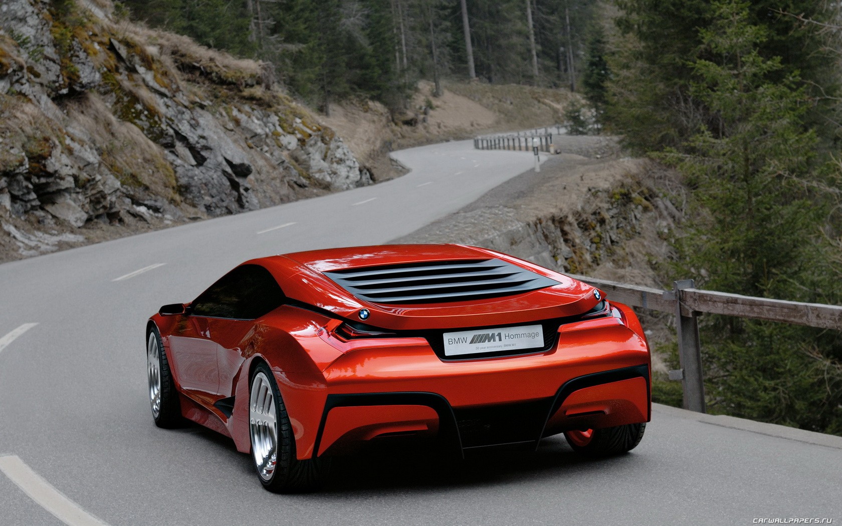 bmw m1 omaggio rosso strada