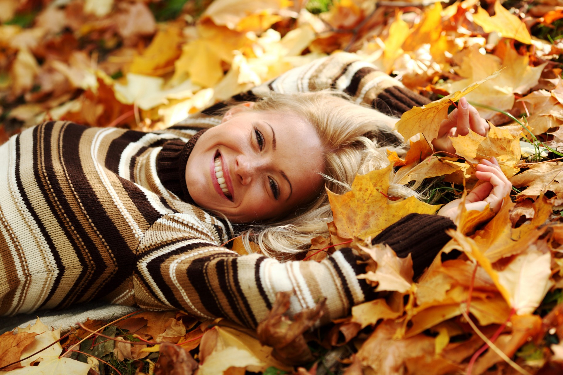 veste blonde fille se trouve automne