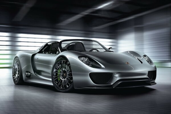 Серый металлик автомобиль porsche spyder