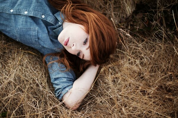 Rousse fille se trouve sur la Seine