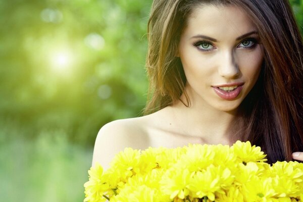 Brunette girl with a bouquet of yellow flowers