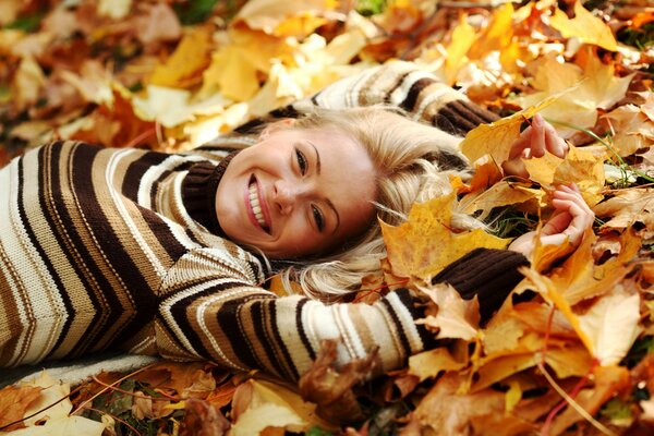 Otoño, caída de hojas, linda sonrisa rubia