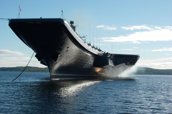 Un puissant navire de guerre quelque part dans la mer