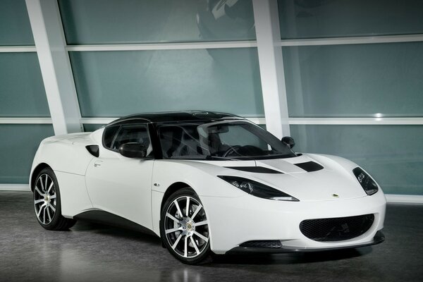 Auto bianca Lotus Evora in mostra