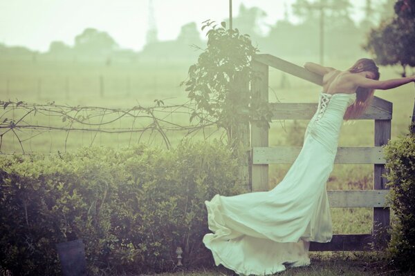 Photoshoot de la mariée sur fond de paysage rural