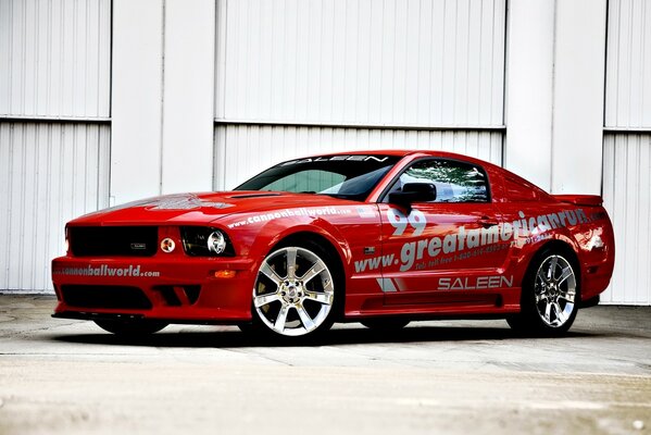 Roter Licht-Mustang-Rennwagen