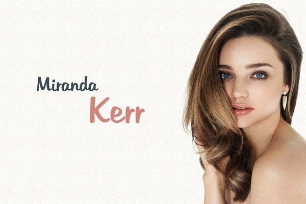 Miranda Kerr con le spalle nude