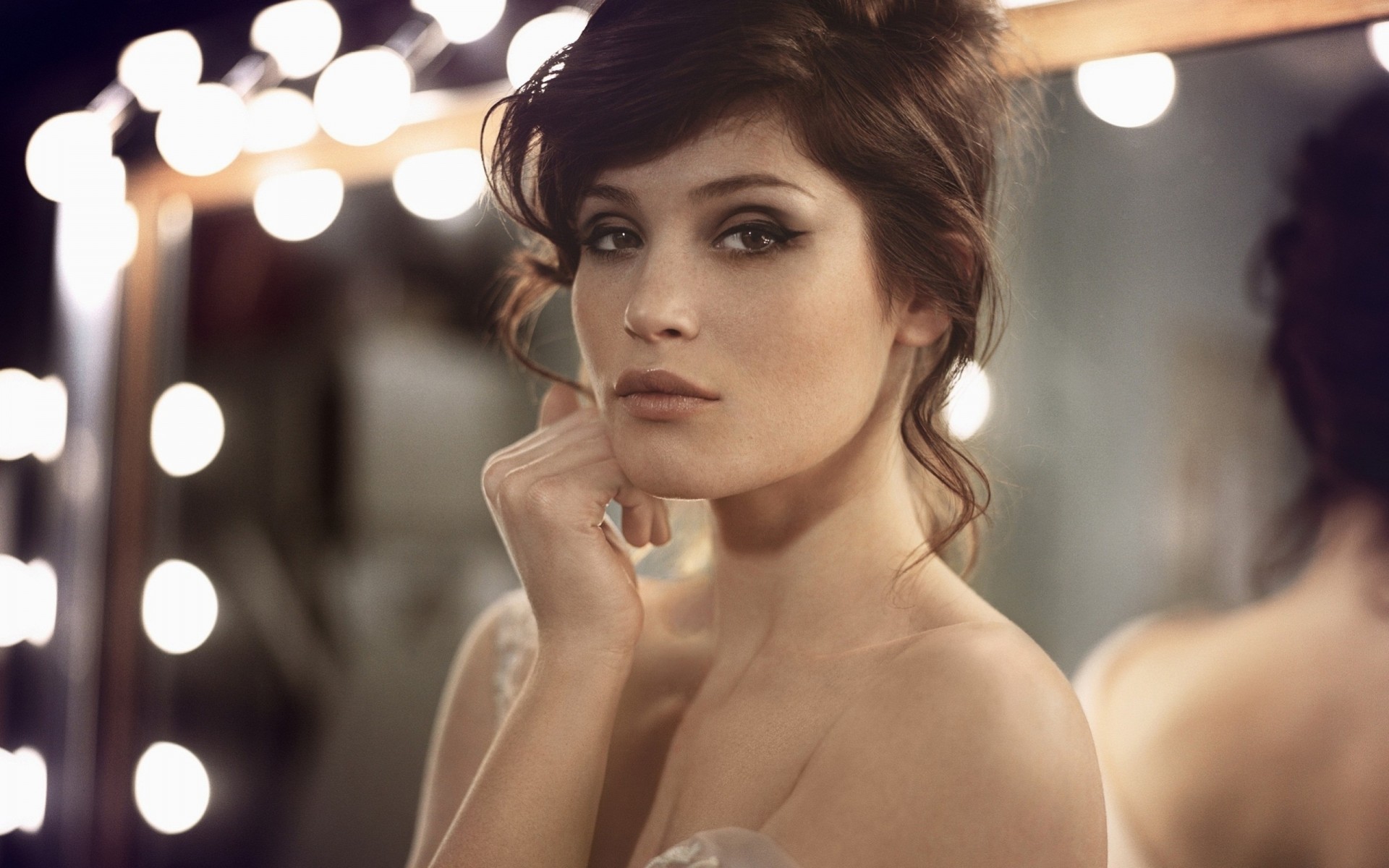 gemma arterton brunetka dziewczyna loki