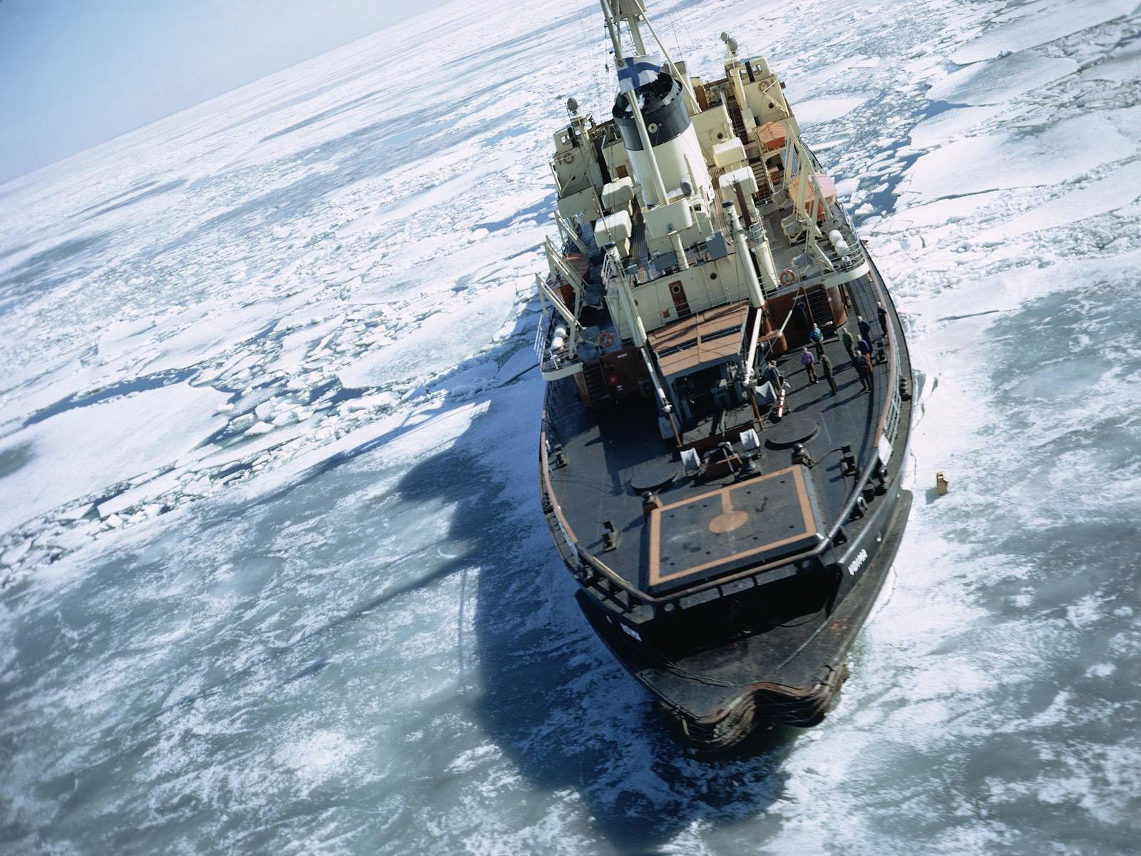 nave ghiaccio artico acqua persone