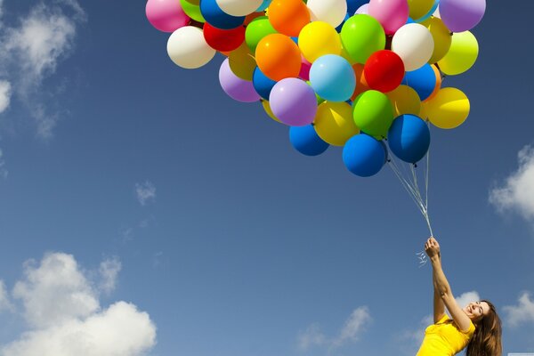 Девушка с разноцветными воздушными шарами