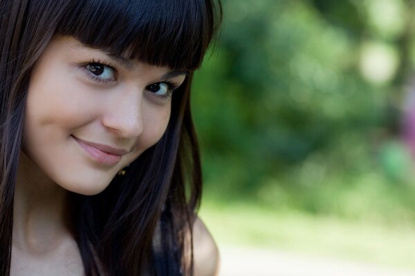 La mirada de una hermosa chica con ojos negros