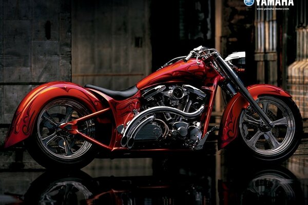 Czerwony motocykl w wyraźnym obrazie w garażu