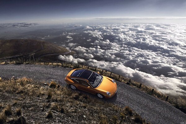 Vista superior de un automóvil naranja en movimiento