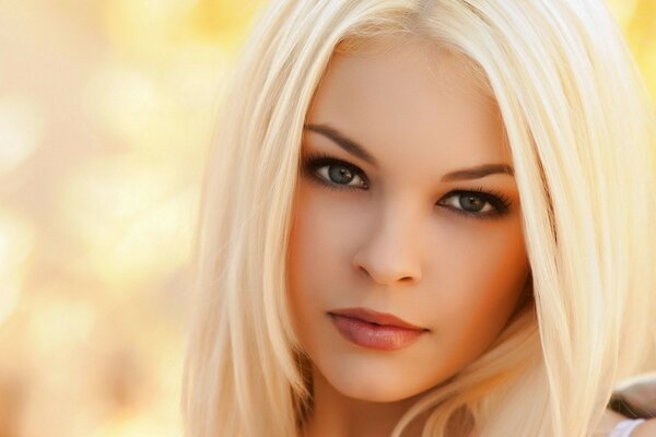 Belle blonde aux yeux gris