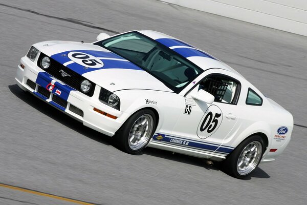 Coche Ford Mustang a la velocidad