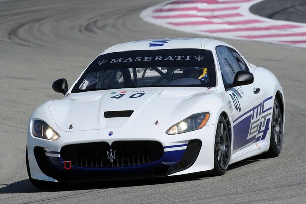 Blanc maserati granturismo course Italie