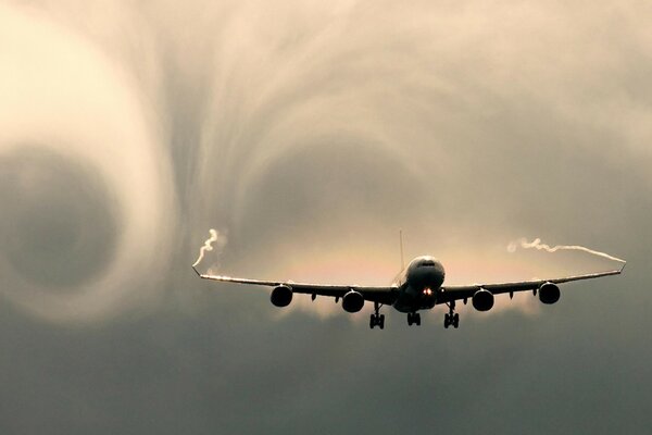 Ślad pozostawiony przez samolot na niebie
