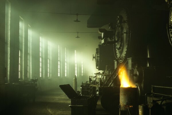 Sonnenlicht erhellt Dampflokomotiven im Depot