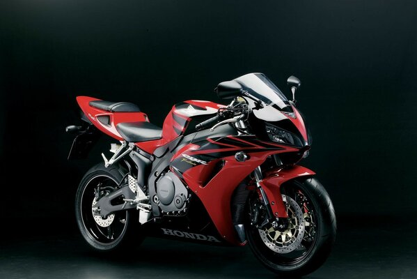 Czerwony sportowy motocykl honda cbr