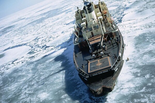 Barco en el Ártico en un témpano de hielo entre el agua