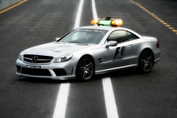 Mercedes sl con señales especiales en la pista