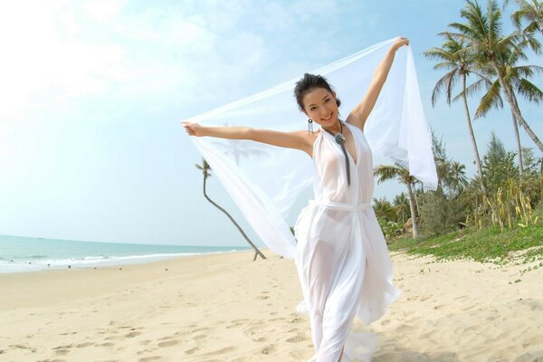 Femme brune sur la plage