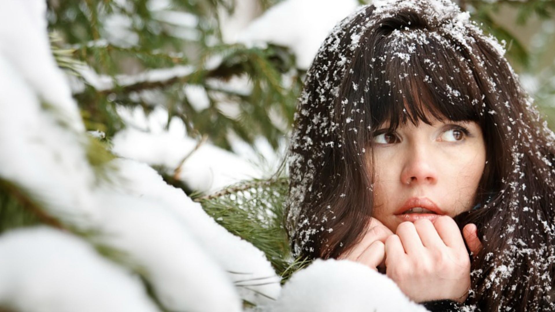 brunetka kobieta biały śnieg dziewczyna