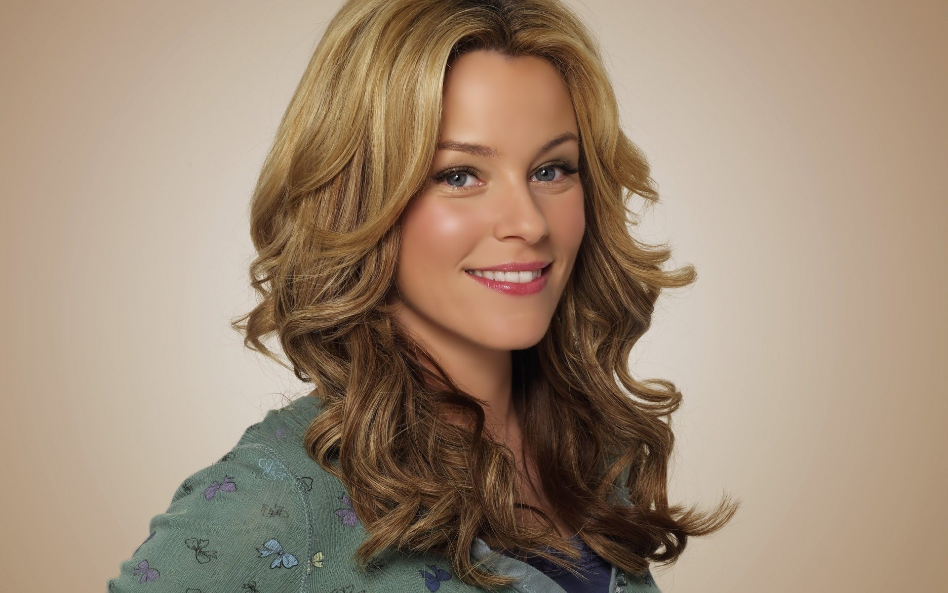 a woman elizabeth banks smiles blonde actress photo known