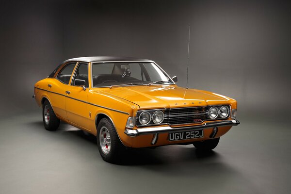 Coche retro Ford color amarillo