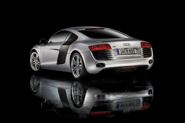 Riflesso sulla superficie nera dell audi r8