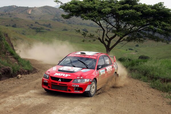 Mitsubishi deportivo rojo. Carreras en condiciones naturales