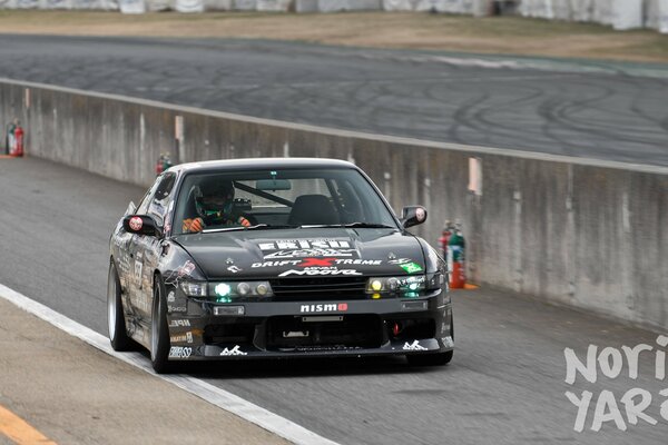 Nissan noir en course