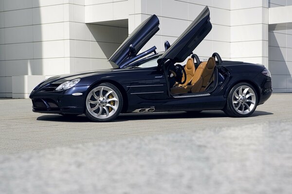 Mercedes Roadster con puertas abiertas