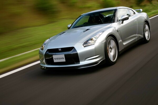 El Nissan gt-r de plata aumenta la velocidad