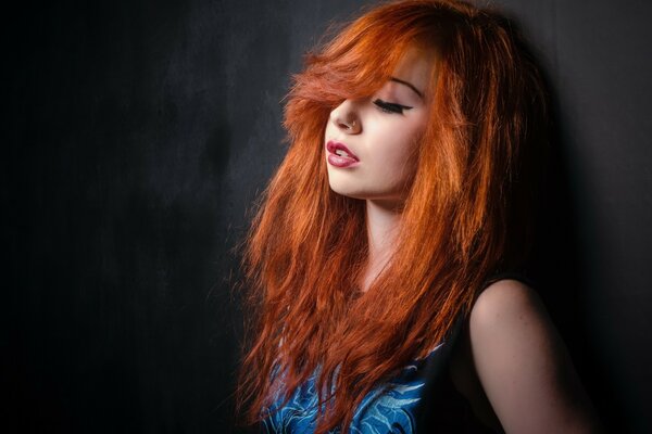 Rousse Babe au mur noir