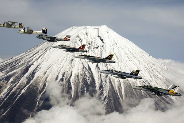 Les avions volent derrière la montagne